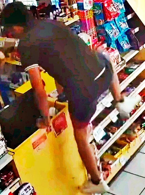 ¡DE UN BRINCO “RATOTA” ROBÓ EL DINERO DE LA CAJA REGISTRADORA!