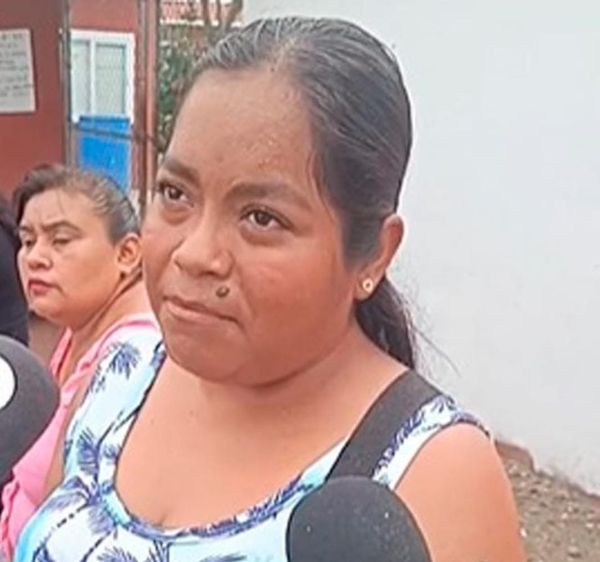 ¡PROTESTA EN LA “GABRIELA MISTRAL”! - *Directora de primaria actúa en represalia contra padres de familia