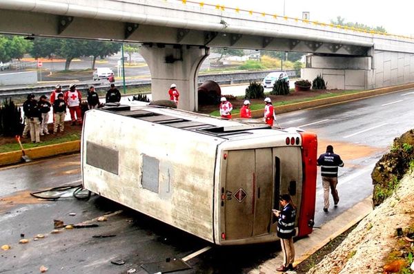 ¡CAMIONAZO EN XALAPA! - VOLCÓ AUTOBÚS BAJO EL PUENTE MURILLO VIDAL Y LOS DAÑOS ASCIENDEN A 85 MIL PESOS