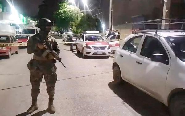 ¡MATAN A TAXISTA EN COATZA! - LE DISPARARON CUANDO ESTABA CON SUS FAMILIARES AFUERA DEL HOSPITAL DEL IMSS