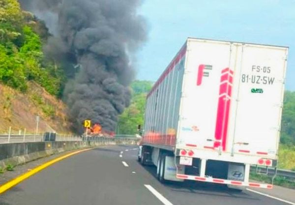 ¡TRAILERO CARBONIZADO! - EL INCENDIO INICIO CUANDO CHOCO CONTRA UN MURO DE CONCRETO EN UNA CURVA