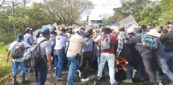 ¡A GARROTAZOS! - RUDEZA INNECESARIA...