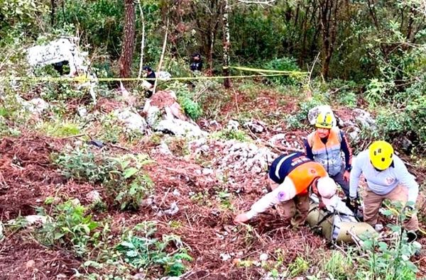 ¡QUE TRAGEDIA: TRES MUERTOS! - UN AUTOMÓVIL CAYO A UN BARRANCO DE 50 METROS DE PROFUNDIDAD