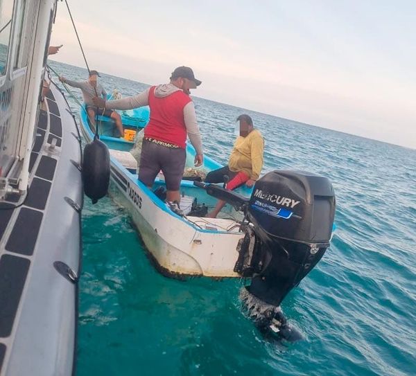 ¡RESCATAN A TRES PESCADORES CERCA DE ISLA VERDE!