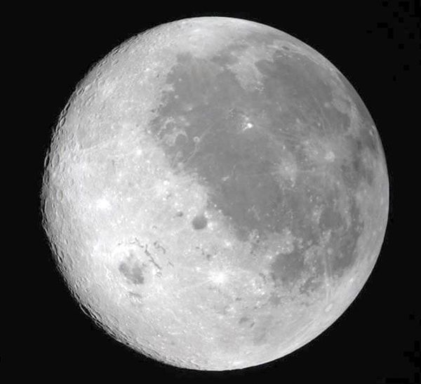 ¡ASTRONAUTAS DE ARTEMIS II ROMPEN RÉCORD ESPACIAL!