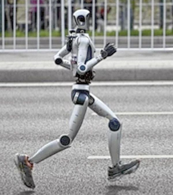 ¡UN ROBOT HUMANOIDE CHINO GANA MEDIO MARATÓN EN PEKÍN!