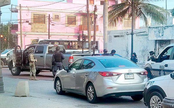 ¡AGARRÓN ENTRE POLICÍAS Y MARINOS POR CAMIONETÓN!