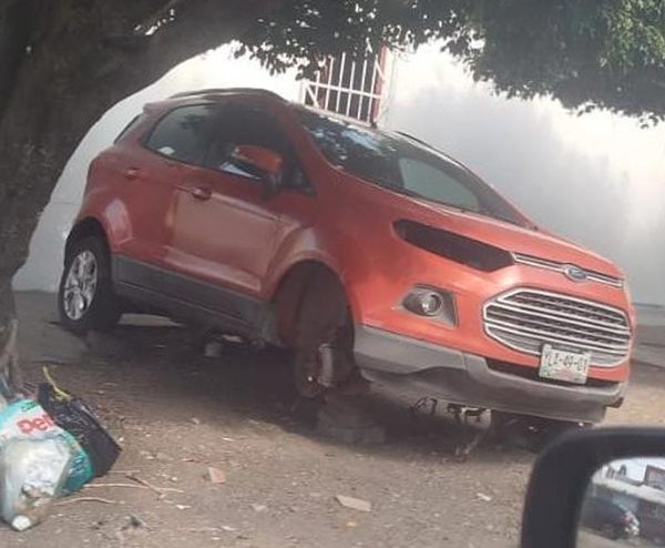 ¡DESVALIJAN Y ROBAN LLANTAS A VEHÍCULOS EN RIO MEDIO!