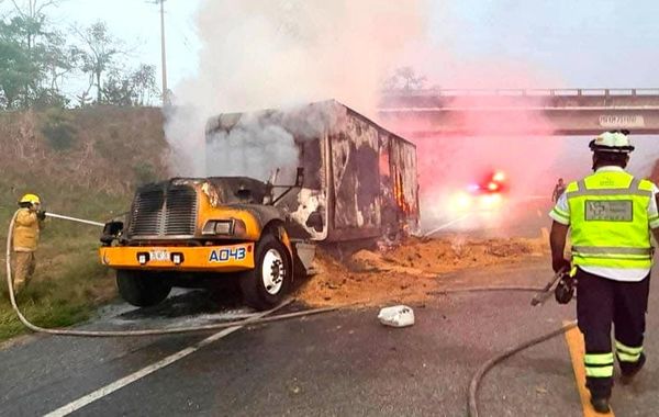 ¡ARDE TRÁILER CON ALIMENTO PARA POLLO EN LAS CHOAPAS!