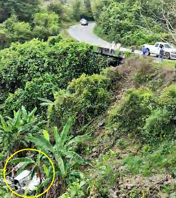 ¡CAE CAMIONETA EN BARRANCO HAY 11 HERIDOS Y 3 ESTÁN GRAVES!