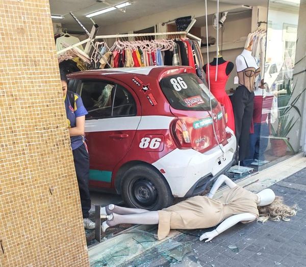 ¡TAXISTA SE ESTACIONA DENTRO DE TIENDA DE ROPA!