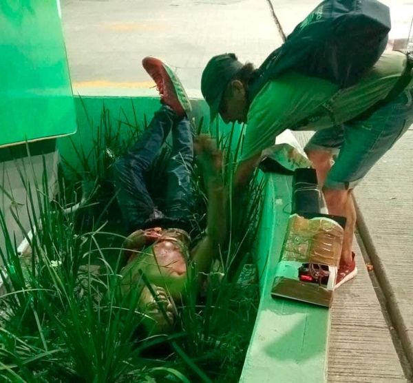 ¡OBRERO LLEGÓ A VISITAR A SU HIJA Y LO APUÑALARON!