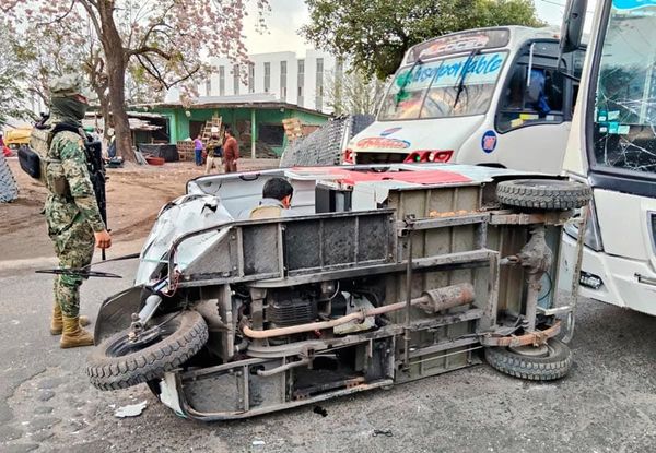 ¡CAMIÓN DE PASAJE LE PEGÓ A MOTO-TAXI!
