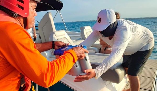 ¡RESCATAN A 9 TURISTAS A LA DERIVA EN ALVARADO!