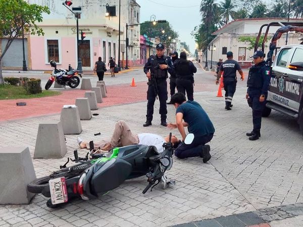 ¡SE METEN EN SU CARRIL Y COLISIONA CONTRA BOLARDOS!
