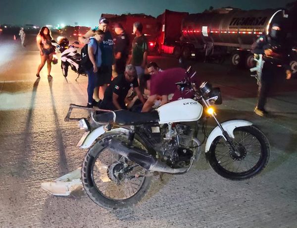 ¡MOTOCICLISTA INTENTA REBASAR A TRÁILER Y SE ESTRELLA CON PLANA!