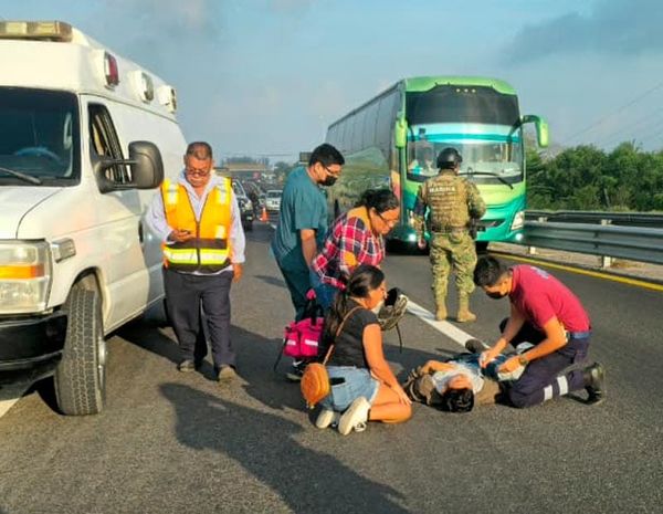 ¡MOTOCICLISTA SE PEGA TRANCAZO EN LA AUTOPISTA VERACRUZ-CARDEL!