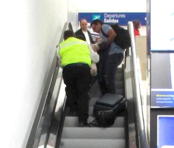 ¡PASAJERA CAE DE LAS ESCALERAS ELÉCTRICAS DEL AEROPUERTO!