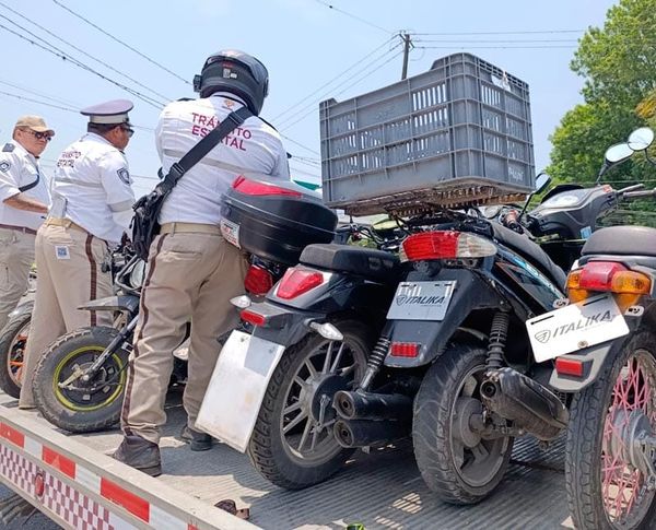 ¡TRÁNSITOS “CAZAN” MOTOS EN NOGALES Y RÍO BLANCO!