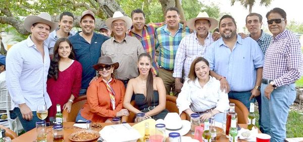 CECY Y FER DE GRAN FESTEJO VAQUERO