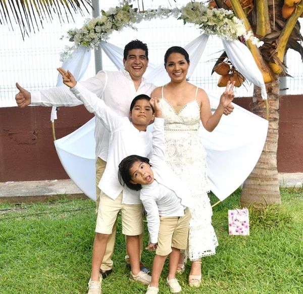 RENUEVAN SUS VOTOS PATRICIA Y ESKANDAR