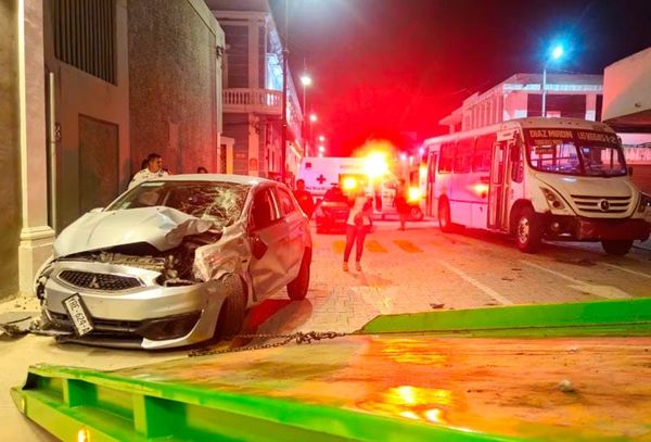 ¡CHOQUE ENTRE CAMIÓN DE PASAJE Y AUTO!