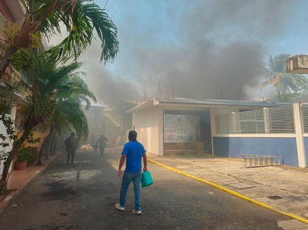 ¡SE INCENDIA BODEGA EN LA COLONIA ARTÍCULO 123!