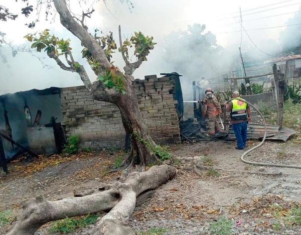 ¡VIVIENDA REDUCIDA A CENIZAS EN PIEDRAS NEGRAS!