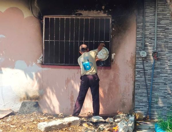 ¡SE QUEMA VIVIENDA ABANDONADA EN LA POCITOS Y RIVERA!