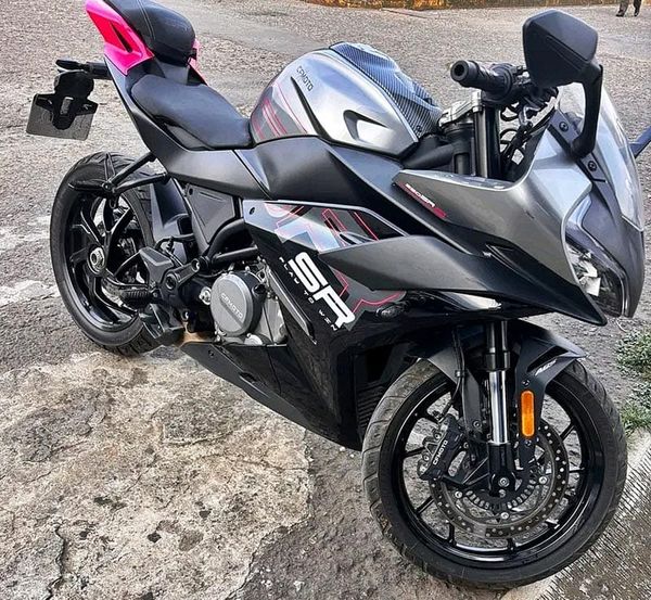 ¡A PUNTA DE PISTOLA ROBAN SUPER MOTO EN LA CARRETERA!