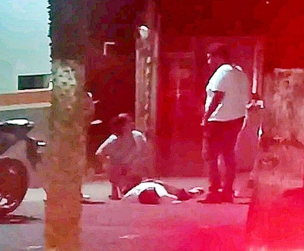 ¡VÁNDALOS LE DAN UNA PALIZA A JOVEN PARA ASALTARLO!