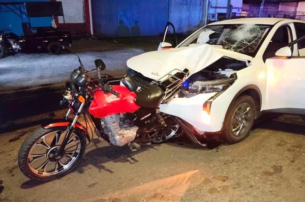 ¡“ENGULLE” A MOTOCICLISTA EN LAS AMAPOLAS!