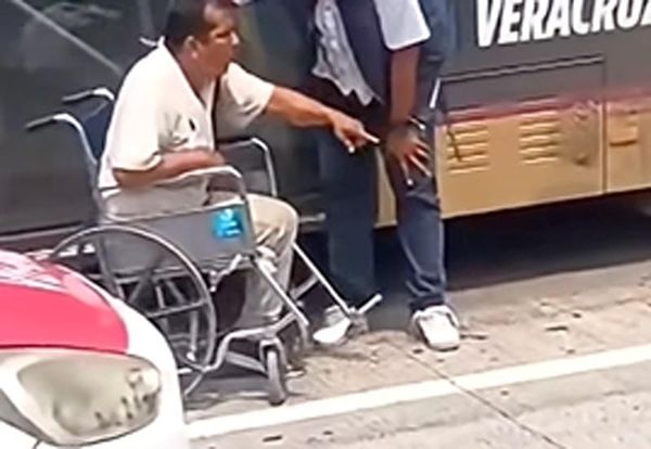 ¡NO LO DEJAN SUBIR AL ULÚA! - *Chofer cierra la puerta a discapacitado