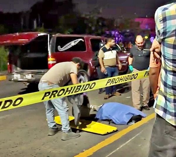 ¡“BIKER” MUERE DESNUCADO EN UN DERRAPÓN!