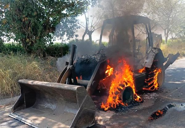 ¡RETROEXCAVADORA CARBONIZADA EN LA CARRETERA A EL GUAYABO!