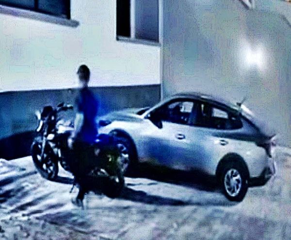 ¡VIGILANTE SE ECHÓ UN “COYOTITO” Y UNA ‘RATA’ LE ROBÓ LA MOTO!
