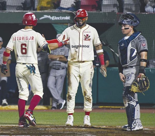 ¡UNA HISTORIA LLAMADA BEISBOL! | PRIMER PICOTAZO - Hay triunfos que se construyen a batazos y otros que se cocinan con paciencia, guante y oficio, y el que consiguió El Águila de Veracruz en el primero de la serie ante Tigres de Quintana Roo tuvo…