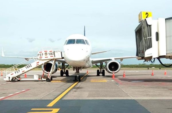 ¡100 PASAJEROS VARADOS 6 HORAS EN EL AEROPUERTO!