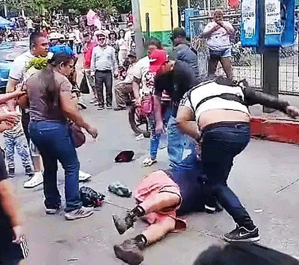 ¡DOS “MACHITOS” SE AGARRAN TROMPADAS EN EL PARQUE DE AMATITLÁN!
