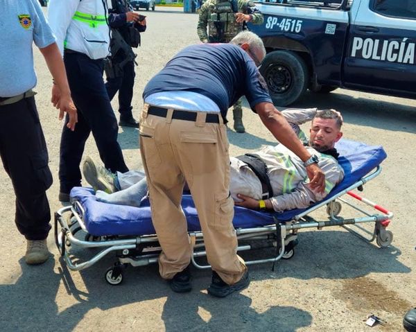 ¡INTENTA PRENDER UN CIGARRO Y CHOCA CONTRA CAMIONETA!
