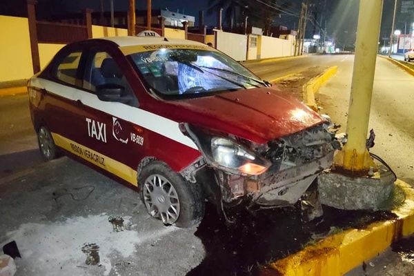 ¡TAXISTA ACELERADO SE ESTRELLÓ CONTRA CAMELLÓN!
