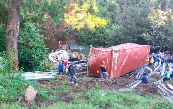 ¡TRÁILER CAE A BARRANCO EN LAS VIGAS!