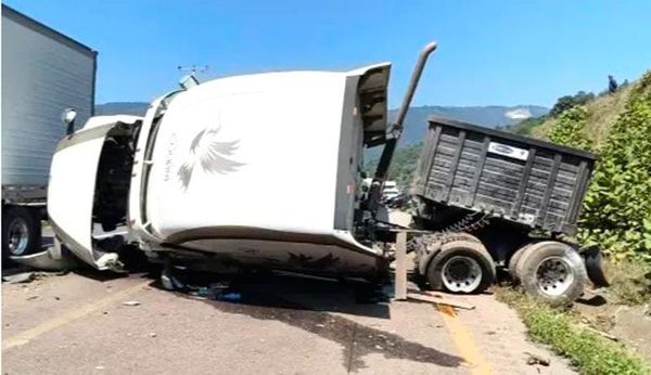 ¡VOLCÓ TRÁILER CON 25 TONELADAS DE VARILLAS EN MALTRATA!