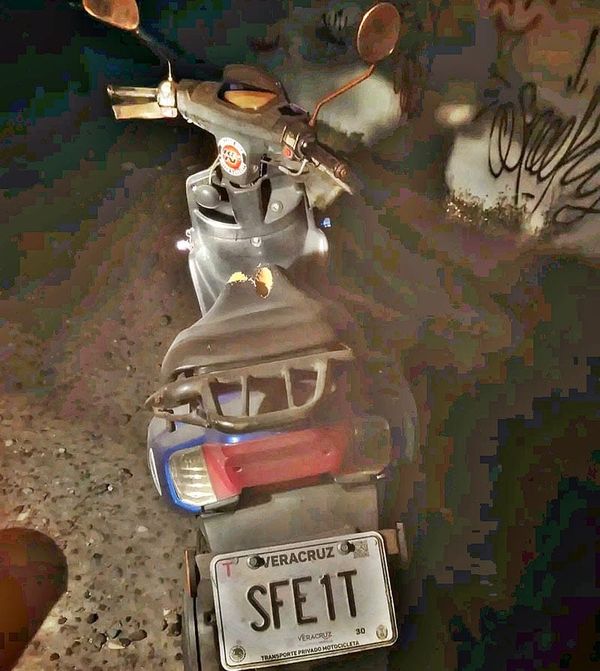 ¡LOCALIZAN MOTO ABANDONADA ATRÁS DEL MOTEL!