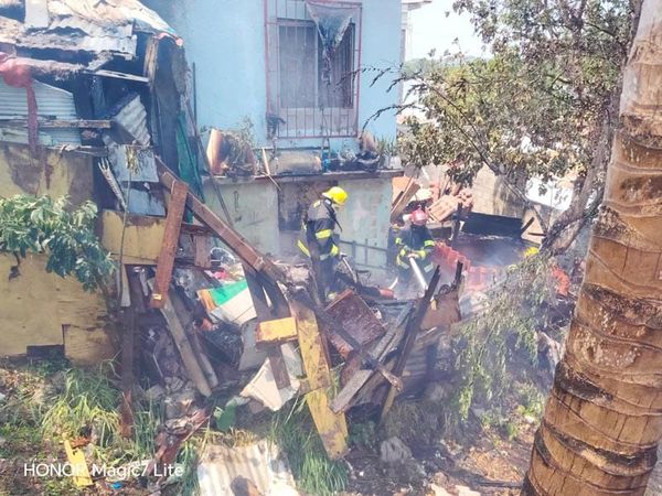 ¡RESCATAN A DOS PERRITOS DE CASA EN LLAMAS EN LA POCHOTA!