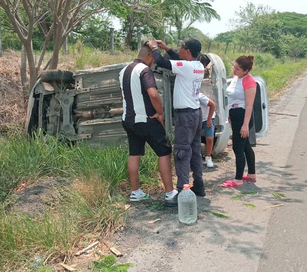 ¡VOLCÓ EN LA CARRETERA!