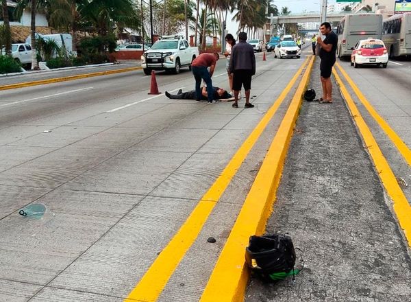 ¡MOTOCICLISTAS ARROLLAN A PERRO Y DERRAPAN EN EL BULEVAR!