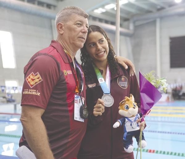 ¡LEAH NAHOMI SE BAÑA EN ORO!