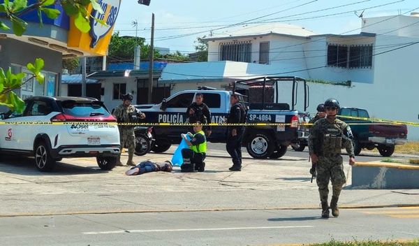 ¡LO MATARON A BALAZOS! - AFUERA DE UN YEPAS EN LA AVENIDA JUAN PABLO SEGUNDO EN BOCA DEL RÍO