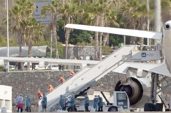 ¡ATERRIZA AVIÓN MILITAR CON 14 ESPAÑOLES DEL CRUCERO AFECTADO POR HANTAVIRUS!